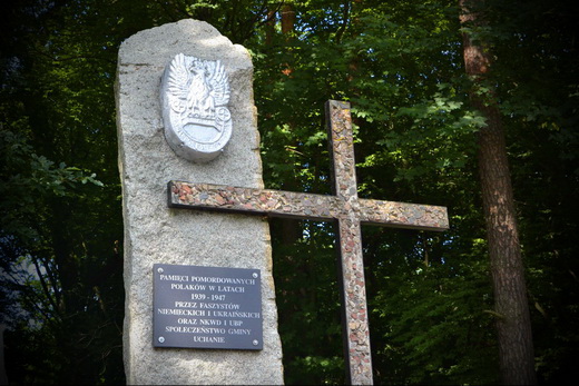 Uroczystości upamiętniające przy pomniku "Pamięci pomordowanych Polaków w latach1939-1947..." w Staszic